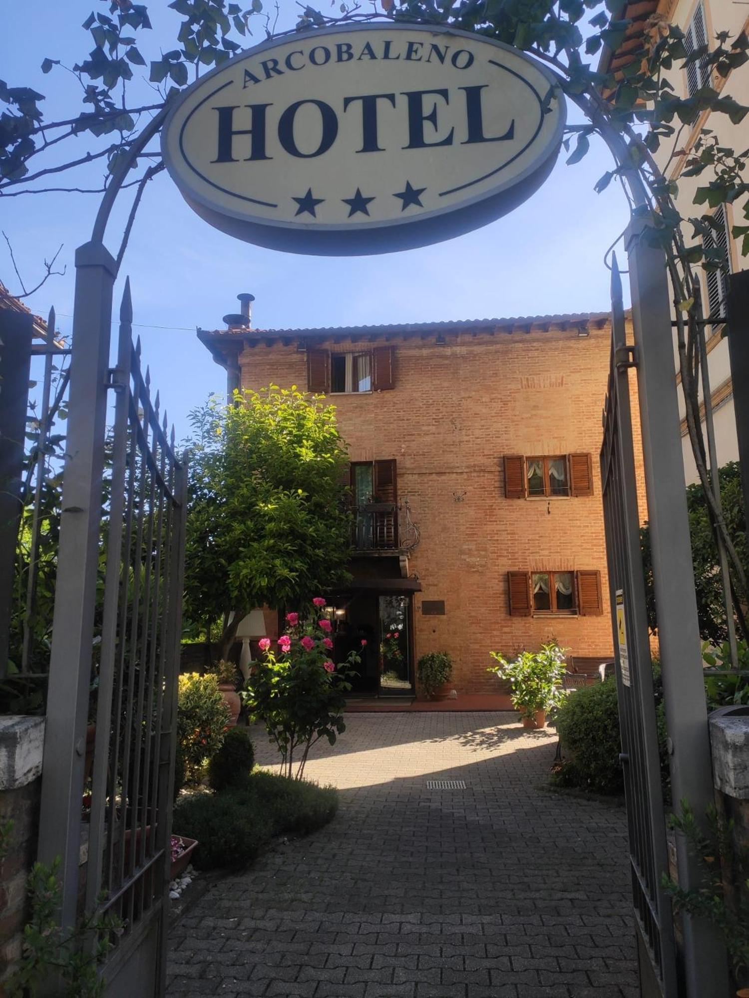 Hotel Arcobaleno Siena Bagian luar foto