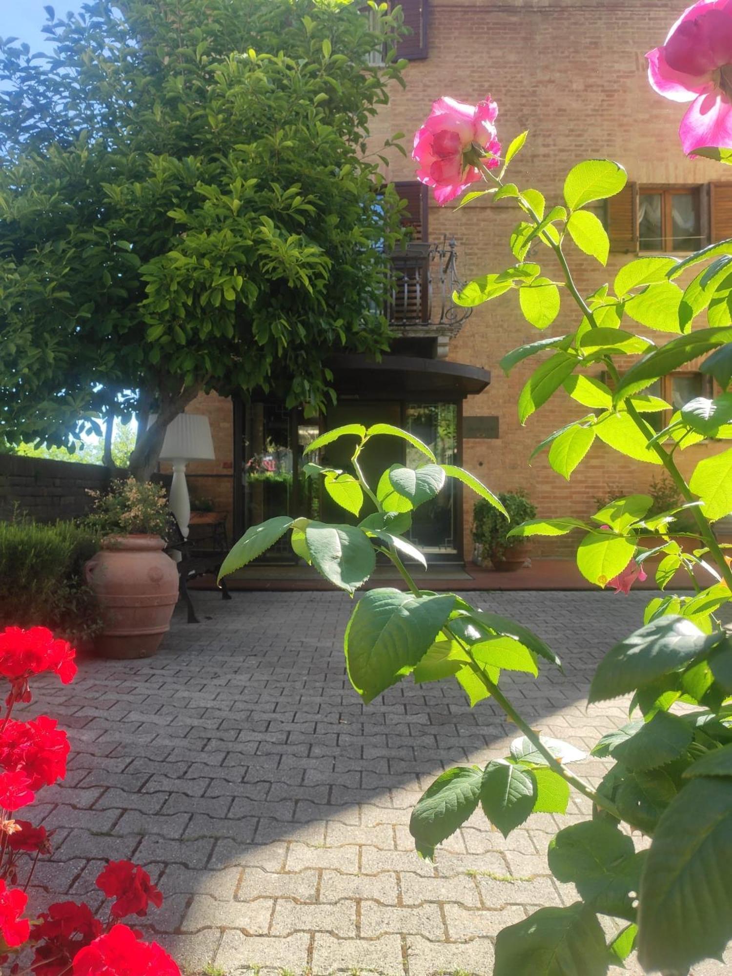 Hotel Arcobaleno Siena Bagian luar foto