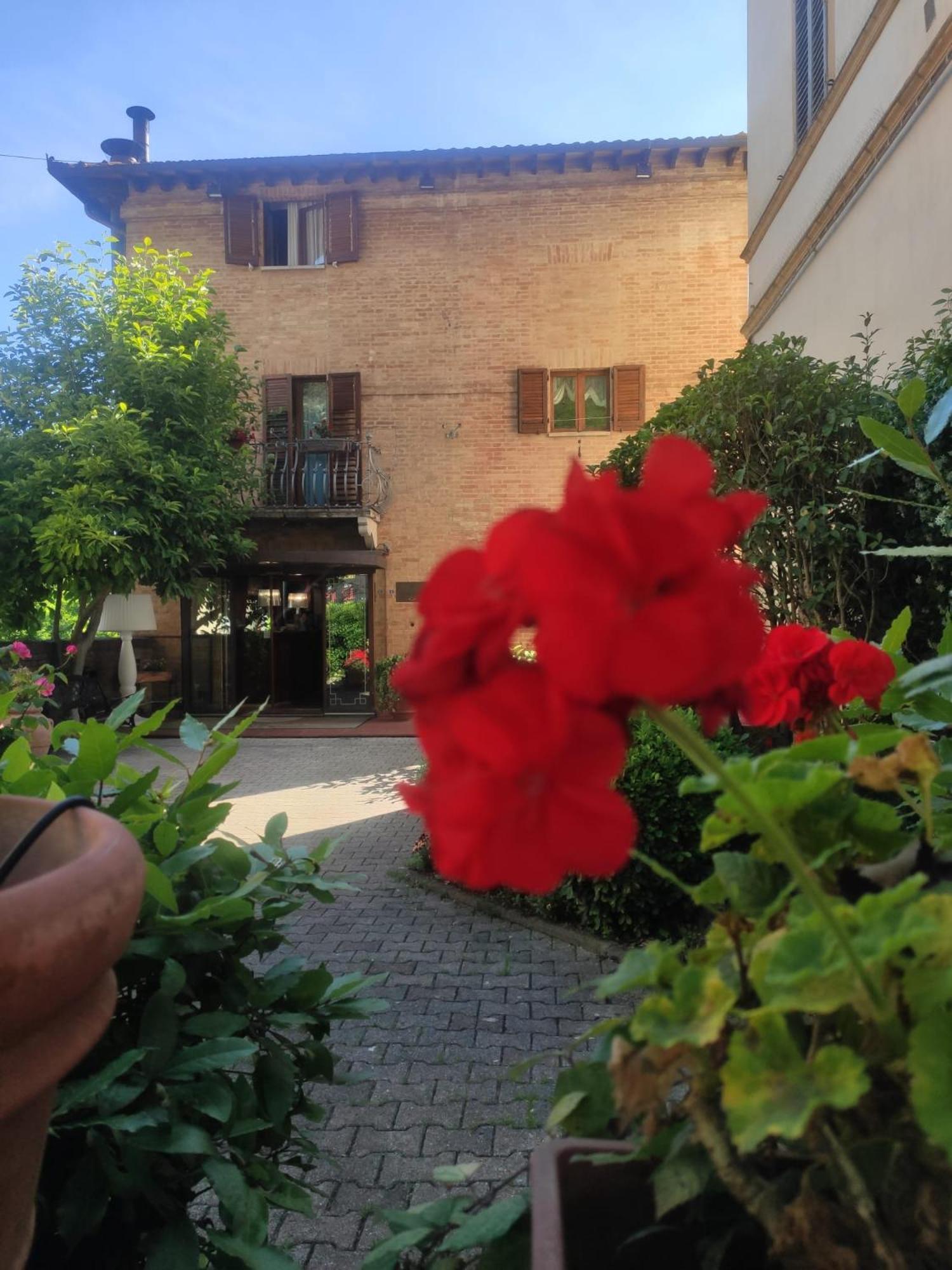 Hotel Arcobaleno Siena Bagian luar foto