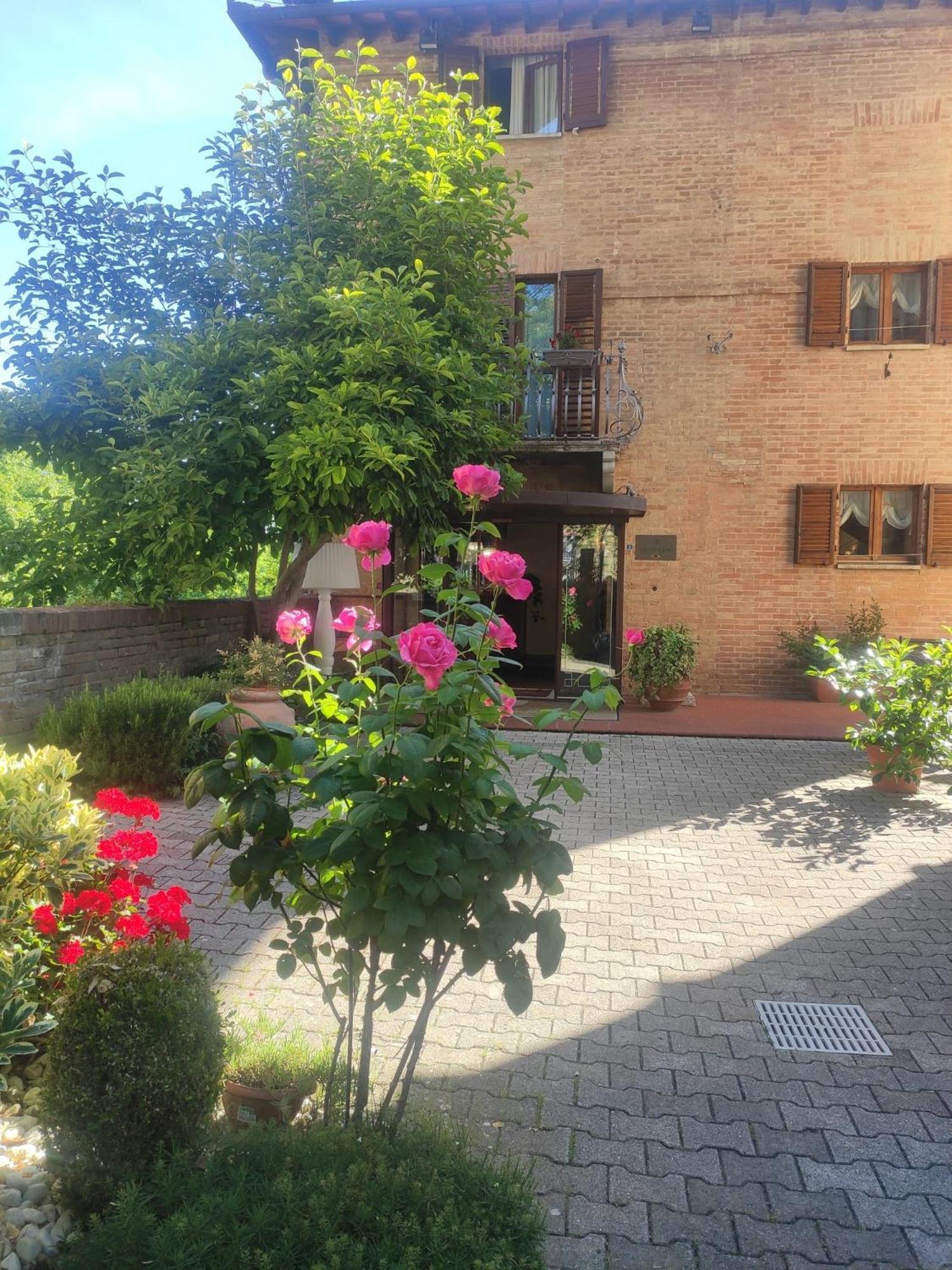 Hotel Arcobaleno Siena Bagian luar foto