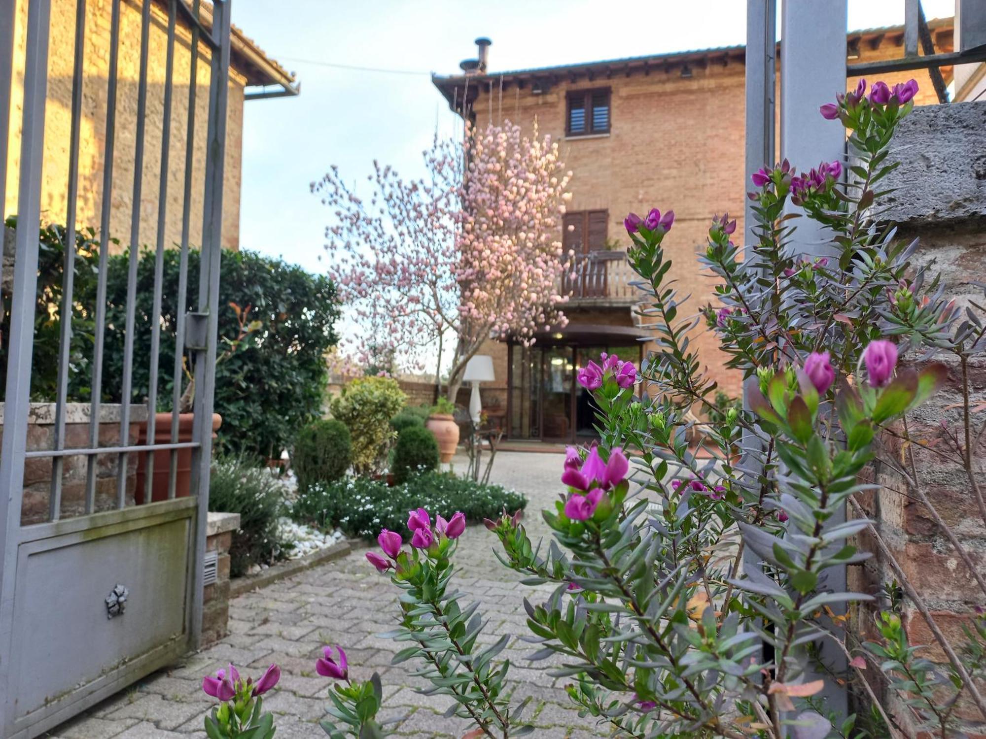 Hotel Arcobaleno Siena Bagian luar foto